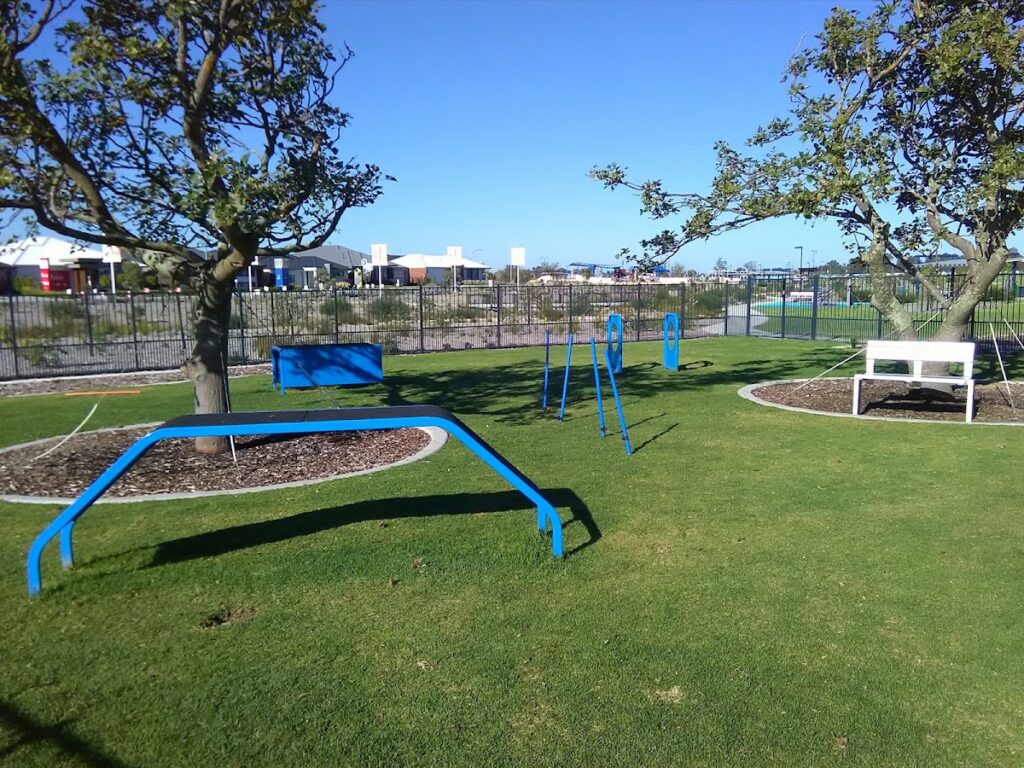 Hilbert Sienna Wood Dog Park